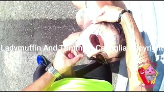 Ciclista scopa una passante in strada (SBORRA IN BOCCA)