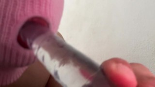 Se mete un gran dildo, Plug anal y Varita de Vidrio