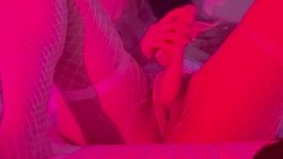 Culona en medias rosas masturbandose con diodos vaginal y anal