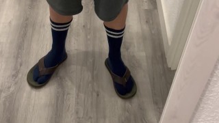 Polla grande frente al espejo de una persona especial