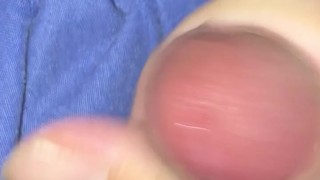 botando mi leche espesa en la cama