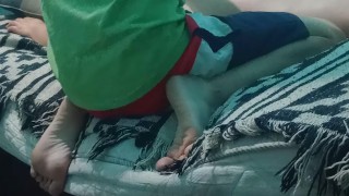 Quitándole su vestido mientras le hago masajes