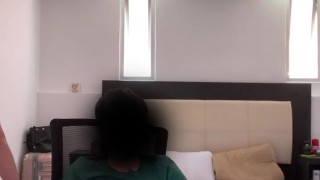 LO SIENTO EN SU SILLA Y LE DOY UNOS SENTONES A MI HERMANASTRO HASTA QUE SE VENGA