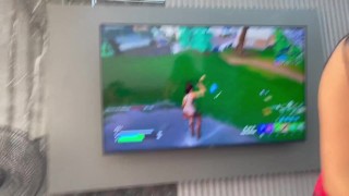 Mi sexy hermanastra me coquetea con su sexy culo cuando hace aseo.