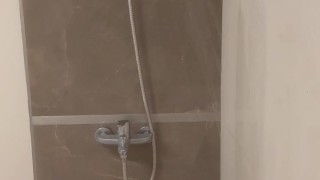 Disfrutando un ratito en la ducha