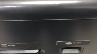 Mi amiga se rifo una Mamada en el Cine