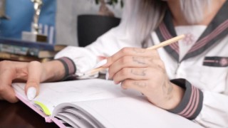 Японская школьница в белых трусиках мастурбирует за уроками