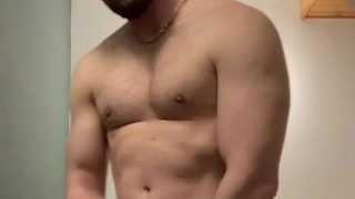 Muscle guy wank his cock and squirt a big load on his chest
