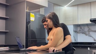 Le enseño a mi pequeña hermanastra a jugar con mi computador mientras le hago sentir mi enorme polla