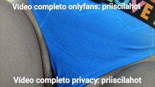 Rabuda gostosa se exibindo na rua