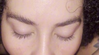 Milf infiel hace CUM en la boca de una lesbiana cachonda en el SAUNA