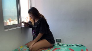 Le ayudo con su tarea sexual a mi linda hermanastra y ella me pide una dura follada a cambio.