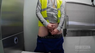 Rico Loko alias Ondrej Seno in toilet (Charlie Reed,Paul Mason,Tony Sweet)