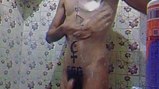 Tomando banho de cuia