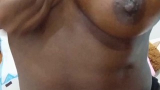 Hermanastra perversa disfruta masturbarse encima de las bragas