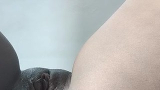 La esposa de mi mejor amigo viene a mi casa a recibir una buena dosis de sexo oral, queda bien mojad