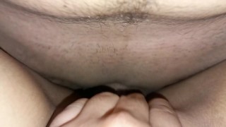 me follo a mi madrastra pro su gran coño y le hecho mi leche en toda su tetas