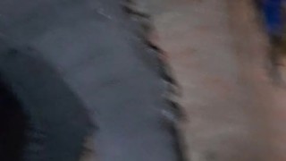 ¡Chica caliente en la calle después de la fiesta! No aguante ni 3 minutos cuando abrió las piernas.