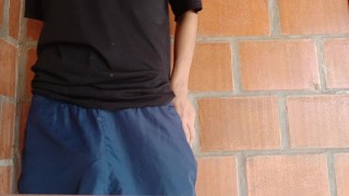 Jovem gay com tesão mostrando seu pau grande