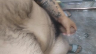 Macho vergon peludo en la ducha