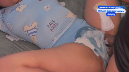 Sexo secreto con la novia de un amigo durante un roce de coño pervertido y semen caliente en bragas