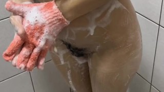 Mi hermanastra exhibicionista me descubre espiándola en la ducha y me invita a pasar