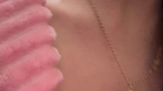 Boobs instead of tips for the courier