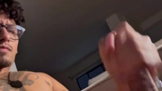 TE GUSTAN LAS VERGAS BONITAS? Este chico te muestra la suya y termina eyaculando del placer