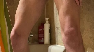 Chico runner se masturba en la ducha de su hermanastra