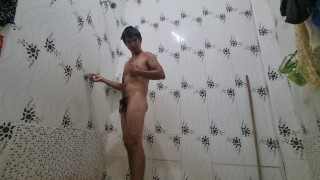 Un baño con mascurbacion solo