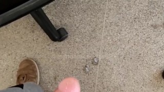 Batendo uma no escritório