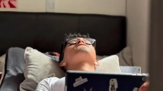 COLOMBIANO MASTURBANDOSE! Mientras veía porno en su tablet