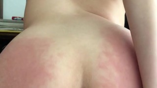 Me deja toda roja mi hermanastro