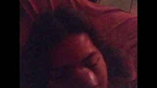 Me pongo muy caliente chupando la vergota de mi papito