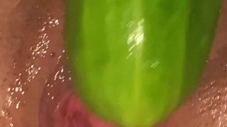 Milf italiana gode con il cetriolo nella figa stretta