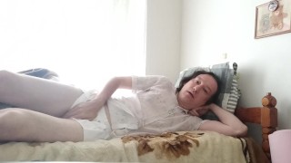 Лёжа в белой юбочке на кроватке