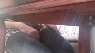 Кончаю под столом