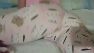 Sola temblando mientras me doy placer