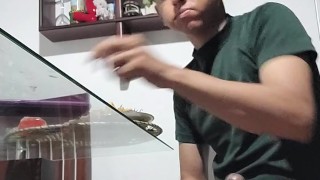 Joven se masturba mientras come
