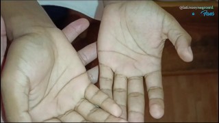 Yo chupándole la enorme y gruesa verga a mi vecino le encanta como me la trago.