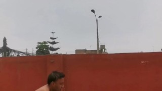 En el patio conmiedo que nos vean los vecinos