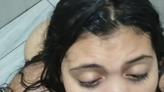 Oh no padrastro pervertido  le da una ereccion espiando asu hijastra en la ducha