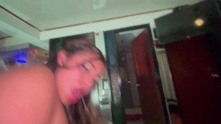 En la cama mi novio toma un dedo en mi culo mientras tenemos sexo