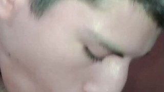 MI VECINO CONTÁNDOME QUE SU MUJER NO LE ENTREGA EL AGUJERO DEL CULO Y LE OFREZCO EL MIO