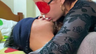 HERMANASTRA dirige un BESO FRANCÉS PROFUNDO y muy HÚMEDO