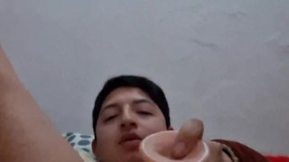 Twink se masturba en su habitación de noche y juega con una rica polla de gran tamaño