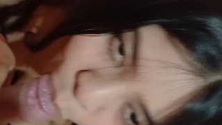 Le enseño a masturbarse a mi amiga hasta que se viene a chorros.