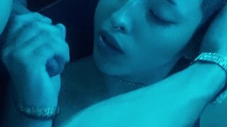 Despierto a mi hijastra de 18 con la verga en la boca y le acabo en la cara