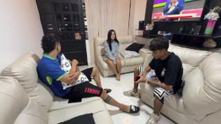 Convenzo a mi mejor amigo de hacer una pijamada para entrar al cuarto de su hermanastra y follarla.