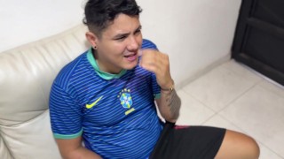 Mientras mi compañero de clase descansa yo convenzo a su linda hermanastra a que se deje coger duro